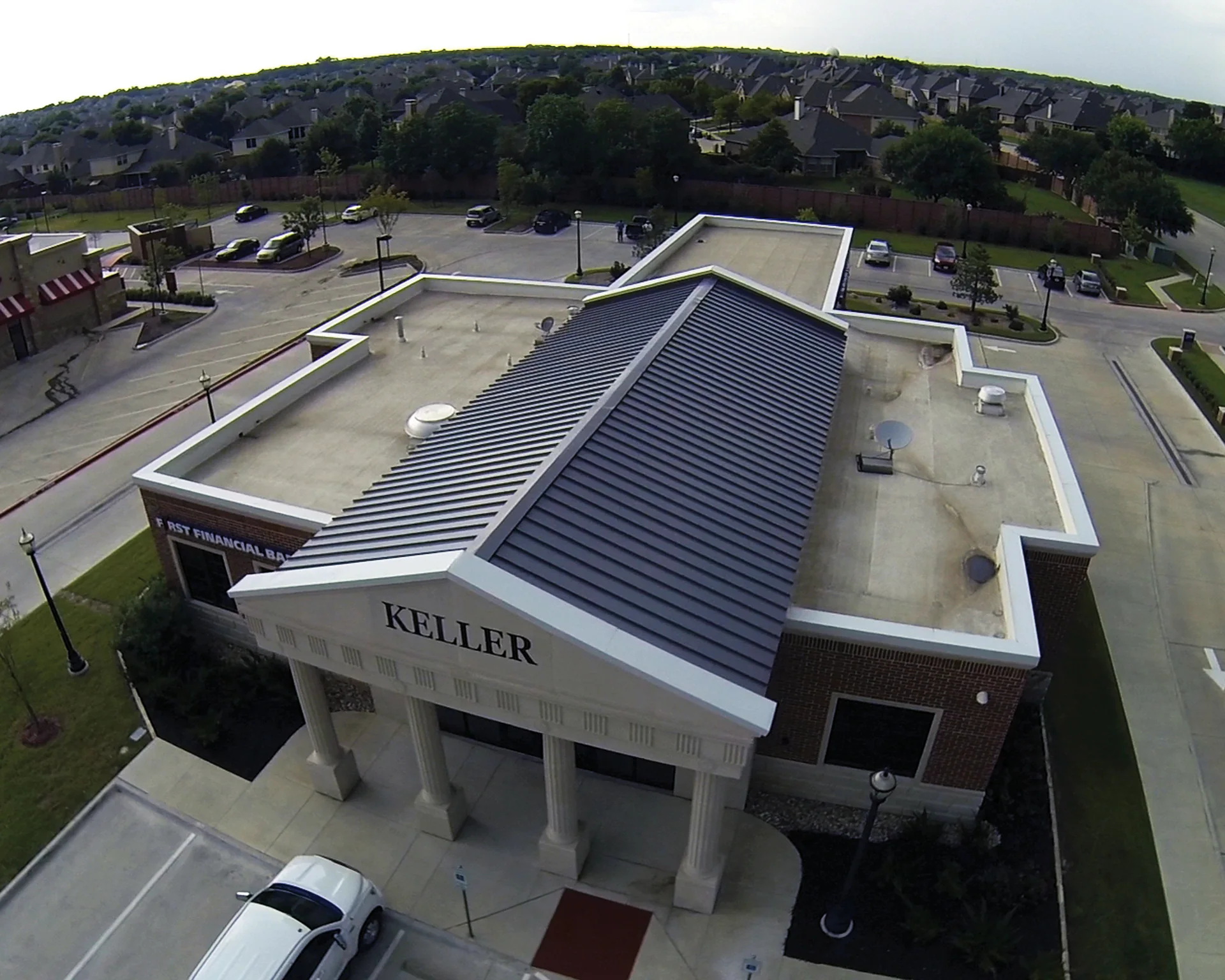 Standing seam in slate grey with IB flat roof